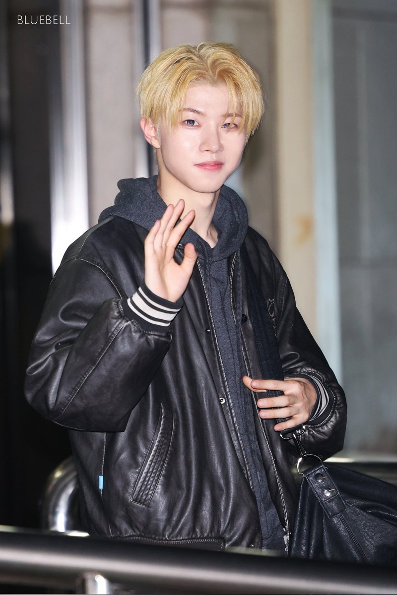 astrid ☆ HYUNUS FCKING BLONDE tweet media