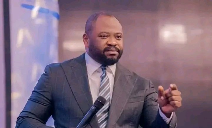 Désormais, je garde un respect maximal pour le Pasteur Moïse Mbiye.
Les questions d’État n’ont rien à voir avec la tribu, la communauté ou les rassemblements.
Les questions d’État sont l’émanation des convictions, des principes et des règles de guidance républicaine.

Derrière