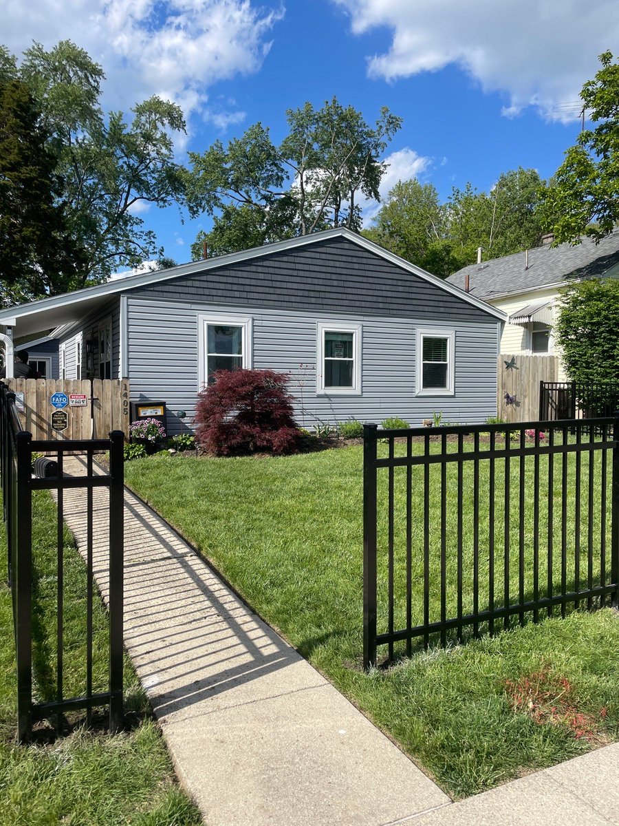 BellBrookFence's tweet photo. "Commercial-grade Elite Aluminum EFF-20 fence installed with heavier-gauge panels and posts to securely contain a large dog. Features a self-closing/self-latching gate with code keypad access. Built tough, looks sharp! 🐶🔒" https://t.co/e48mZykh92