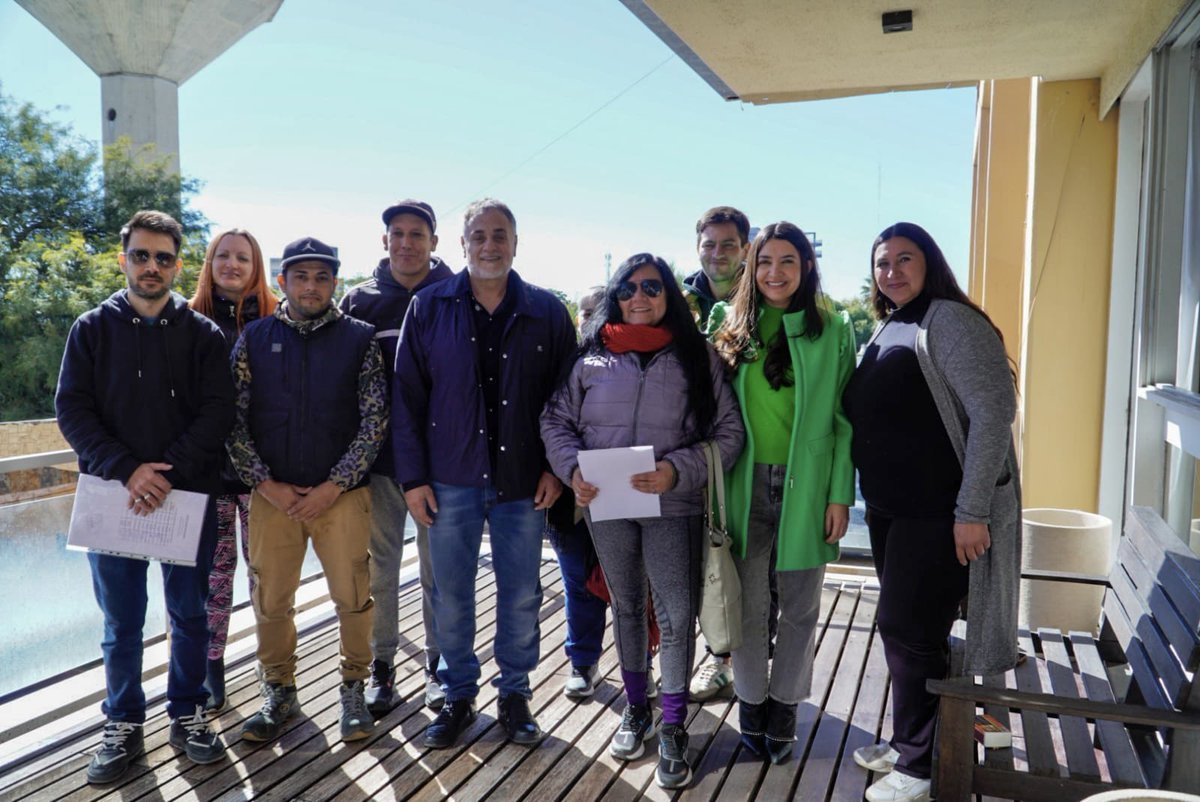 ArielPuy's tweet photo. La flamante comisión directiva del Centro Vecinal B° Nueva Rioja, con Marta Pioli como presidenta, asumió el pasado sábado y hoy nos reunimos para definir un proceso de trabajo conjunto que aporte soluciones y bienestar a los más de 5 mil vecinos que viven en ese sector de la ciudad, haciendo especial hincapié en la importancia que todos cuenten con su escritura de dominio.

El Nueva Rioja es un barrio de 70 años, con 53 manzanas constituidas. Hay lotes que aún no están escriturados y para avanzar en ese sentido, el próximo martes realizaremos un abordaje territorial con el equipo técnico y legal de la Secretaría de Tierras.

Vamos a conversar cara a cara con la gente, para que nos planteen sus necesidades y definir las herramientas que aporten soluciones desde nuestro Ministerio.

El derecho a la propiedad es un derecho constitucional y seguimos trabajando firmemente para consolidarlo con acción pública.