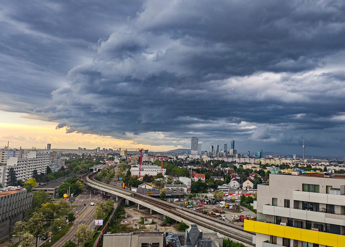 GoerlitzThomas's tweet photo. Gewitter incoming https://t.co/TBltSfgPAp