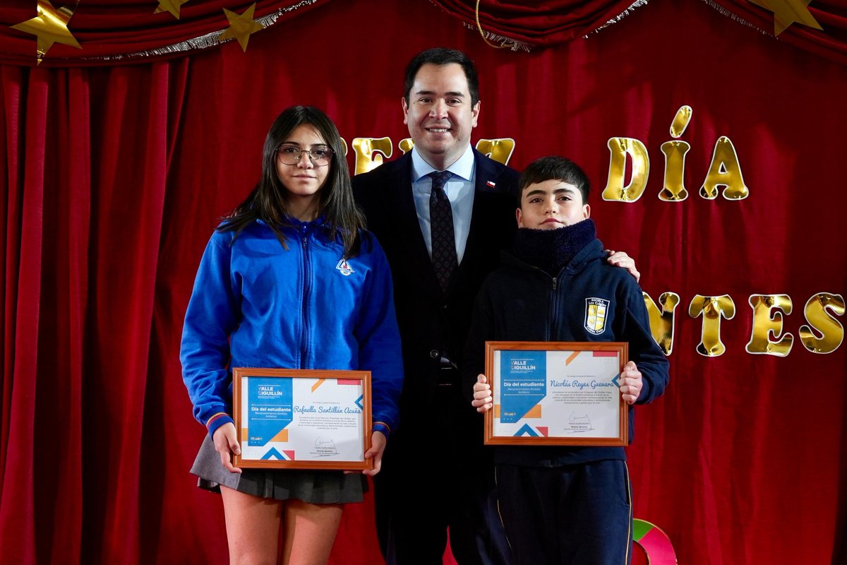 DPRNuble's tweet photo. 👩‍🎓👨‍🎓 Saludamos en su día, a los más de 1️⃣6️⃣ mil estudiantes de Ñuble.

✅️ En un emotivo acto, el Delegado Presidencial, Diego Sepúlveda, y el Seremi de Educación, Felipe Vogel, participaron en la actividad de la Escuela Reyes de España de Chillán.

Feliz Día del Estudiante 🥳 https://t.co/v1cWq9wt7T