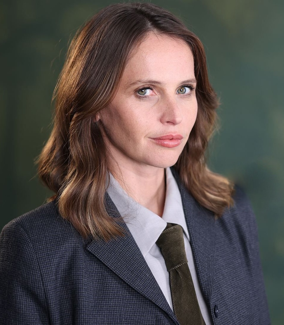 vhscut's tweet photo. Felicity Jones vai interpretar Agatha Christie em ‘Eleven Missing Days’, com Vincent Cassel vivendo um detetive aposentado inspirado em Hercule Poirot.

Em 1926, no auge de sua fama, Agatha Christie virou manchete ao desaparecer de sua casa em circunstâncias bizarras. Em um caso em que a vida imita a arte, este mistério explora a investigação por trás de seu desaparecimento, que estranhamente se assemelhava a um romance da autora.