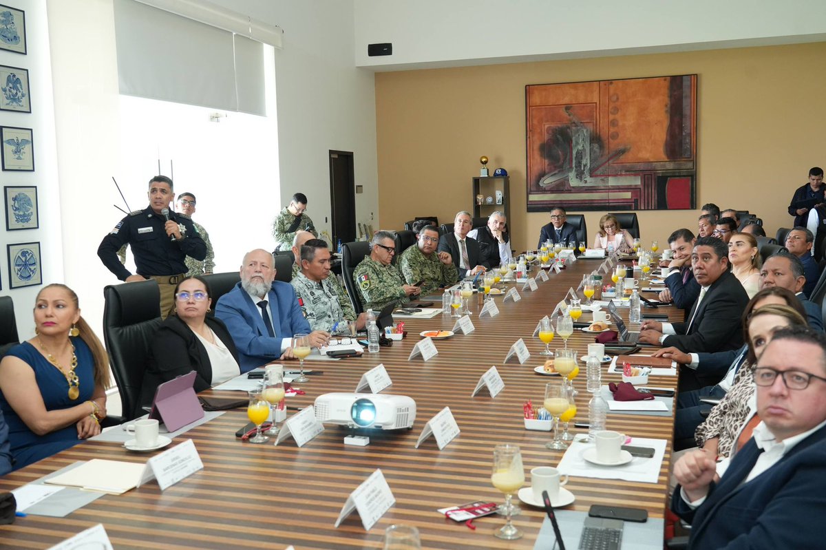 pepechedrauimx's tweet photo. Participamos en la Mesa de Trabajo de la Coordinación Estatal para la Construcción de Paz y Seguridad, encabezada por el gobernador de nuestro estado, @armentapuebla_, donde sumamos esfuerzos entre los tres órdenes de gobierno.🙌🏼

Con el objetivo de garantizar la seguridad y proteger a las familias poblanas, trabajamos de manera coordinada con acciones que den resultados. 🤝🏼🚔