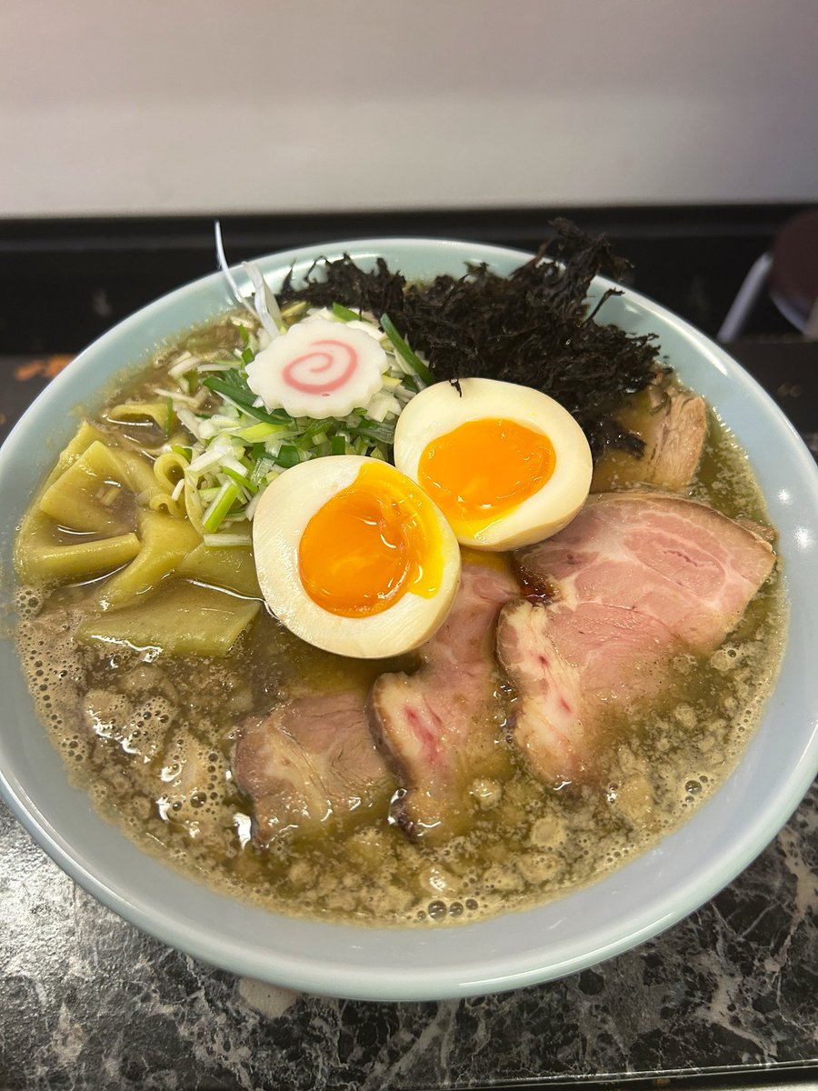 OsakaSeimen's tweet photo. 営業時間変更しました。

営業時間：11:00〜15:00
金・土は夜営業もしてます（19:00〜21:00）
定休日：月・火

メニュー内容は平日と土日で変わるのは変わりません。
写真は土日です。（特製煮干しラーメン1500円） https://t.co/xqsLqE4aJD