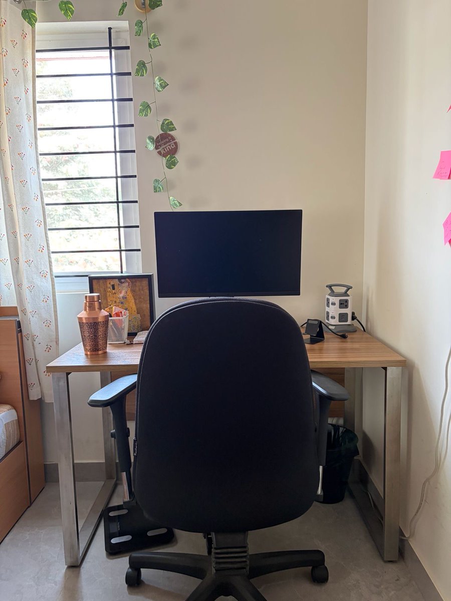 sutoverse's tweet photo. Selling this table. If you're in or around HSR, Koramangala, JP Nagar, Jayanagar, BLR - ez pz shipping. 

Price DM. Reasonable cost for a super sturdy table.

Bought in Sep 2025. 

Why Selling: remote → office 2 mo ago. Shifted monitor. Want to move bed sideways. Table blocker. https://t.co/A4XvSO45AE