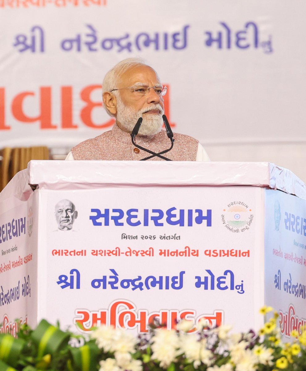 mansukhmandviya's tweet photo. હજ્જારો યુવાનોના સપનાઓને પાંખ આપતા આધુનિક વિદ્યાર્થી ભવન 'સરદારધામ વડોદરા ભવન'નું લોકાર્પણ યશસ્વી પ્રધાનમંત્રીશ્રી @narendramodi જીના હસ્તે કરવામાં આવેલ, આ ઐતિહાસિક પ્રસંગમાં સહભાગી થયો. આ ભવન શૈક્ષણિક, સામાજિક, અને સાંસ્કૃતિક પ્રવૃતિનું કેન્દ્ર બની રહેશે. આ થકી વિકસિત ભારતના નિર્માણમાં પણ સહયોગ મળશે. ટીમ સરદારધામને આ ભગીરથ કાર્ય બદલ ખૂબ ખૂબ અભિનંદન.