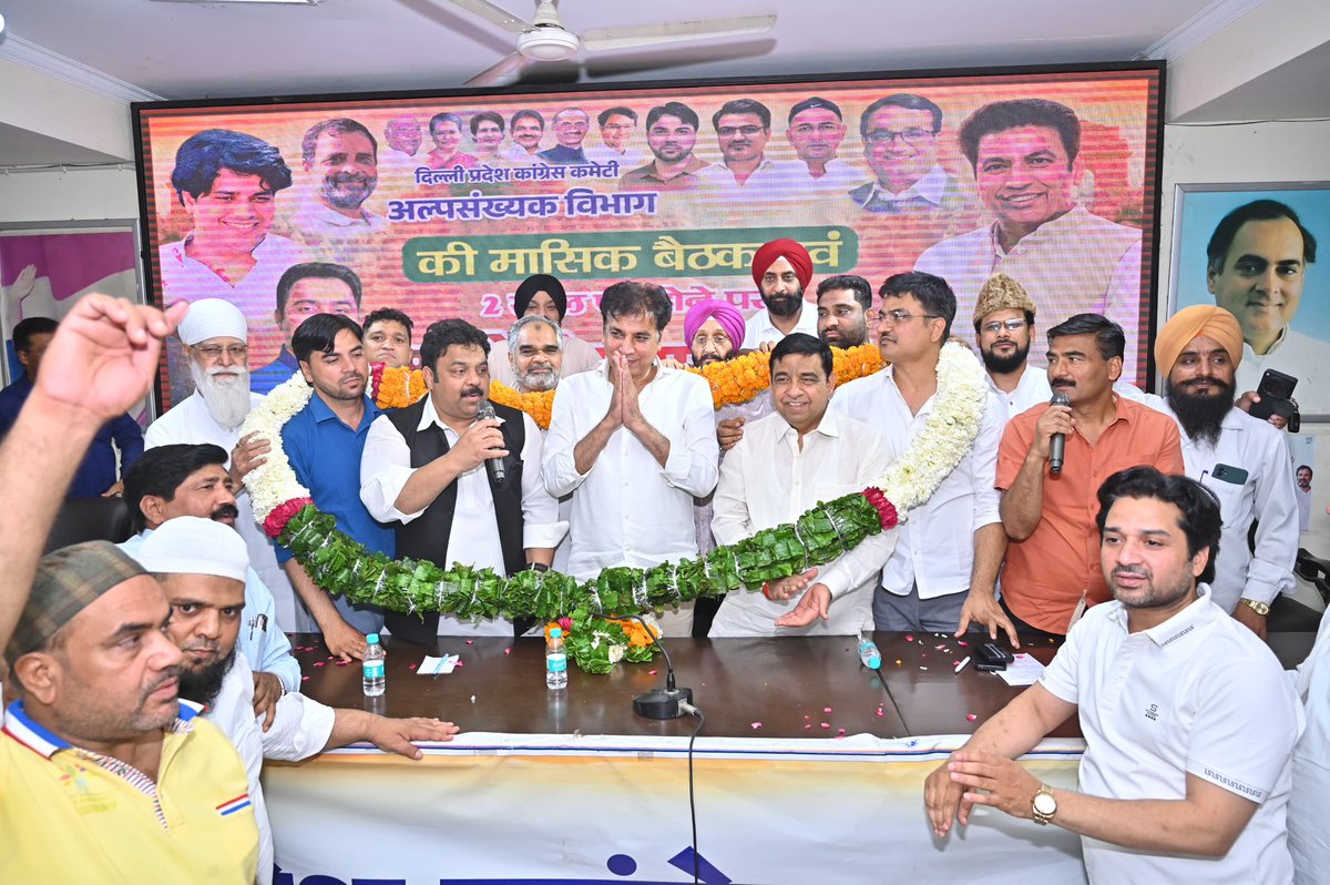 AbdulWahidINC's tweet photo. आज दिल्ली प्रदेश अल्पसंख्यक विभाग की मासिक बैठक रखी गई बैठक में श्री @devendrayadvinc जी  श्री @INCanilbhardwaj जी श्री @shibli_INC जी श्री अल्ताफ़ हुसैन जी शामिल हुए ।
और श्री देवेन्द्र यादव जी के अध्यक्ष पद पर दो साल पूरे होने पर अल्पसंख्यक विभाग की तरफ़ से स्वागत किया गया ।
@RahulGandhi @ajaymaken @ShayarImran @qazinizamuddin
