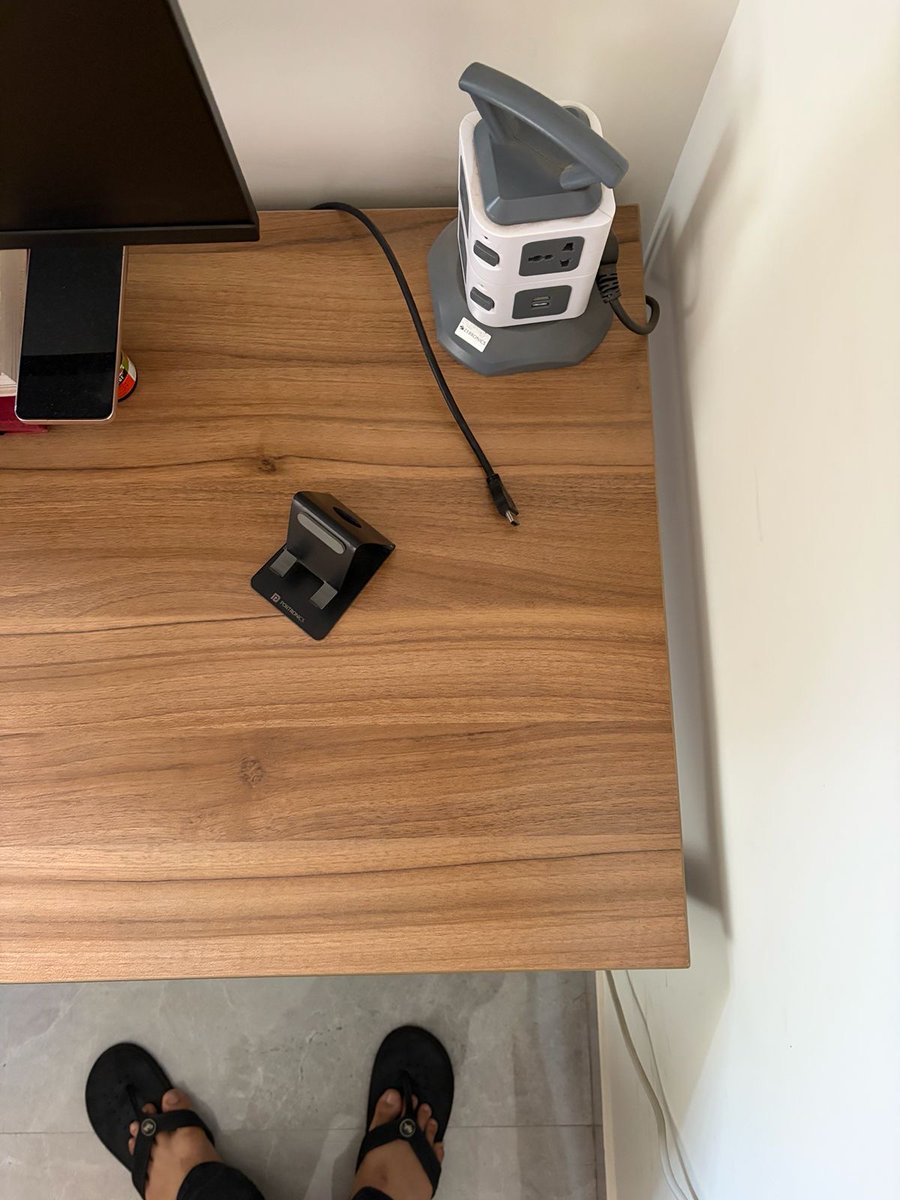 sutoverse's tweet photo. Selling this table. If you're in or around HSR, Koramangala, JP Nagar, Jayanagar, BLR - ez pz shipping. 

Price DM. Reasonable cost for a super sturdy table.

Bought in Sep 2025. 

Why Selling: remote → office 2 mo ago. Shifted monitor. Want to move bed sideways. Table blocker. https://t.co/A4XvSO45AE