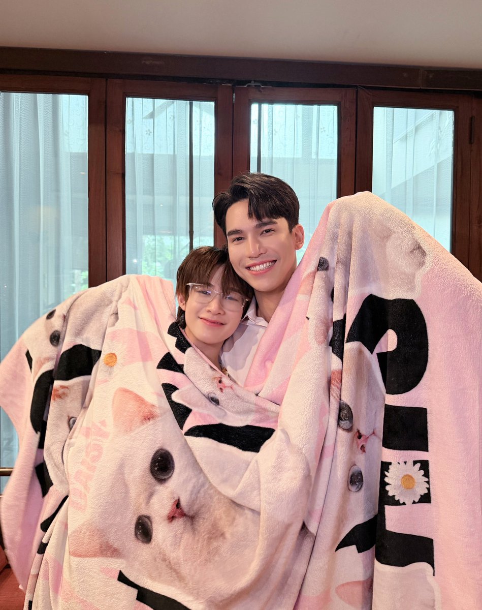 hubboyslove's tweet photo. FOFOS! Simplesmente o Ohm de vela no meio dos #MaxNat em novas imagens das filmagens de #YourThirdSeries. 😅

Ainda sem datas, o BL segue um funcionário que tem como missão trazer de volta o irmão do seu chefe que fugiu pra longe. https://t.co/SzwYCA74xf