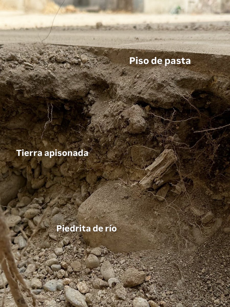 ¿Sabían ustedes que antiguamente no se colocaba un firme de concreto en las construcciones? El piso de pasta a base de cemento, pigmentos y arenas era colocado directamente sobre un firme, ajá, pero de tierrita apisonada, se mezclaba cal, arena de río y en ocasiones gravas. Se