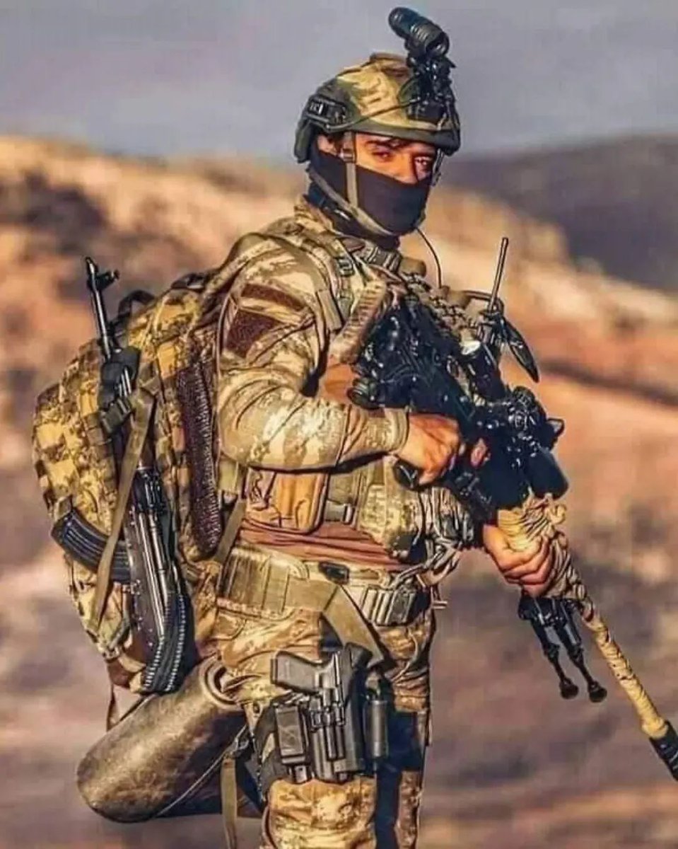 seif5170's tweet photo. في كل مصر
في جميع ربوعها وحواريها وشوارعها
ماعندناش الا كلمه واحده بس تتقال
الجيش قبل العيش
لولا الجيش مافيش مصري يقدر يعيش
لولا الجيش المصري مافيش ست تقدر تمشي مرفوعه الرأس أمنة مطمئنه علي نفسها وعلي اولادها
لولا الجيش لكنت زي جيرانك بص حواليك
احمد ربك عليه🇪🇬🤲 https://t.co/jMGZIPviJu