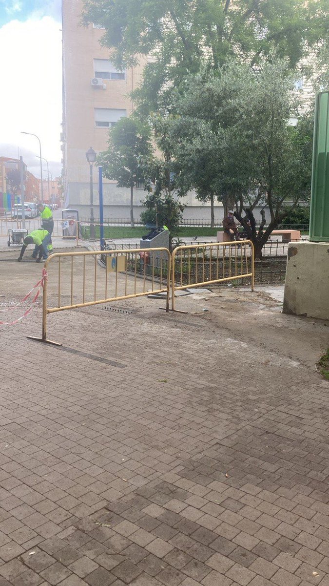MasVallecas's tweet photo. La remodelación del Paseo Federico García Lorca no deja de sorprendernos.
Una mesa de ping pong colocada sin sentido, bancos sobre grava y un diseño improvisado de principio a fin.
Una chapuza hecha sin escuchar a las vecinas y vecinos de Vallecas. https://t.co/Lz2hQuXQZQ