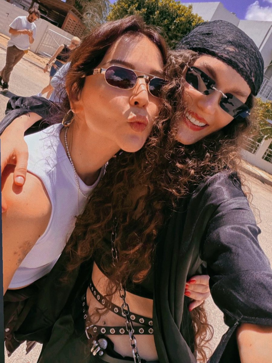 We got a cute selfie from the set of “İnsanlar” 🥹👯‍♀️🌹 

can’t wait to see this drama 🎬🫠 the relationship between them  is just perfecto 🤌🏻

#NanukaStambolishvili #CansuDiktaş #İnsanlar