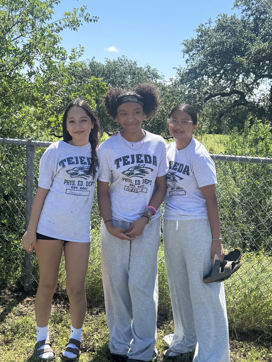 WolfDen101's tweet photo. The amazing students helped pick up trash around the Tejeda track worthout being asked. Thank you for helping our school shine. https://t.co/VG8SzQL6ma