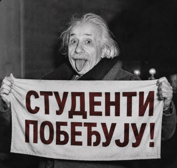Zrenjaninci od SUBOTE UJUTRU drže transparent #studentipobedjuju i ne planiraju da stanu!
Poruka vlasti: ćacilend 🤡
Naša poruka: 
 "Ludilo je raditi istu stvar iznova i iznova, a očekivati drugačije rezultate".