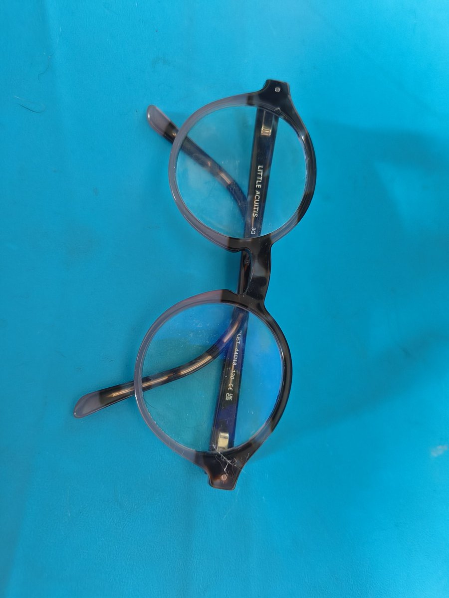 livlmzn's tweet photo. @AA_DF @LaRomaMex @LaRomaDF Hola! Se encontraron estos #lentes tirados en calles de la colonia #RomaNorte por el metro Cuauhtémoc, a la altura de la plaza de los teatros. Parecen del tamaño para un niño o niña. Ayuda con #RT para que llegue a quien los busca, por favor. 🙏🏻🙏🏻🙏🏻 https://t.co/fuIpHcMH7z