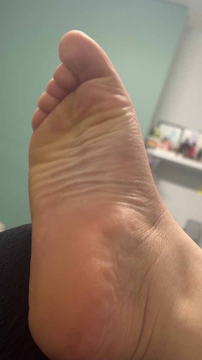MistressDiaaa's tweet photo. i know you want a taste of my smelly sweaty feet my socks are drenched in sweat 😈 https://t.co/3SFP6AgPq4
