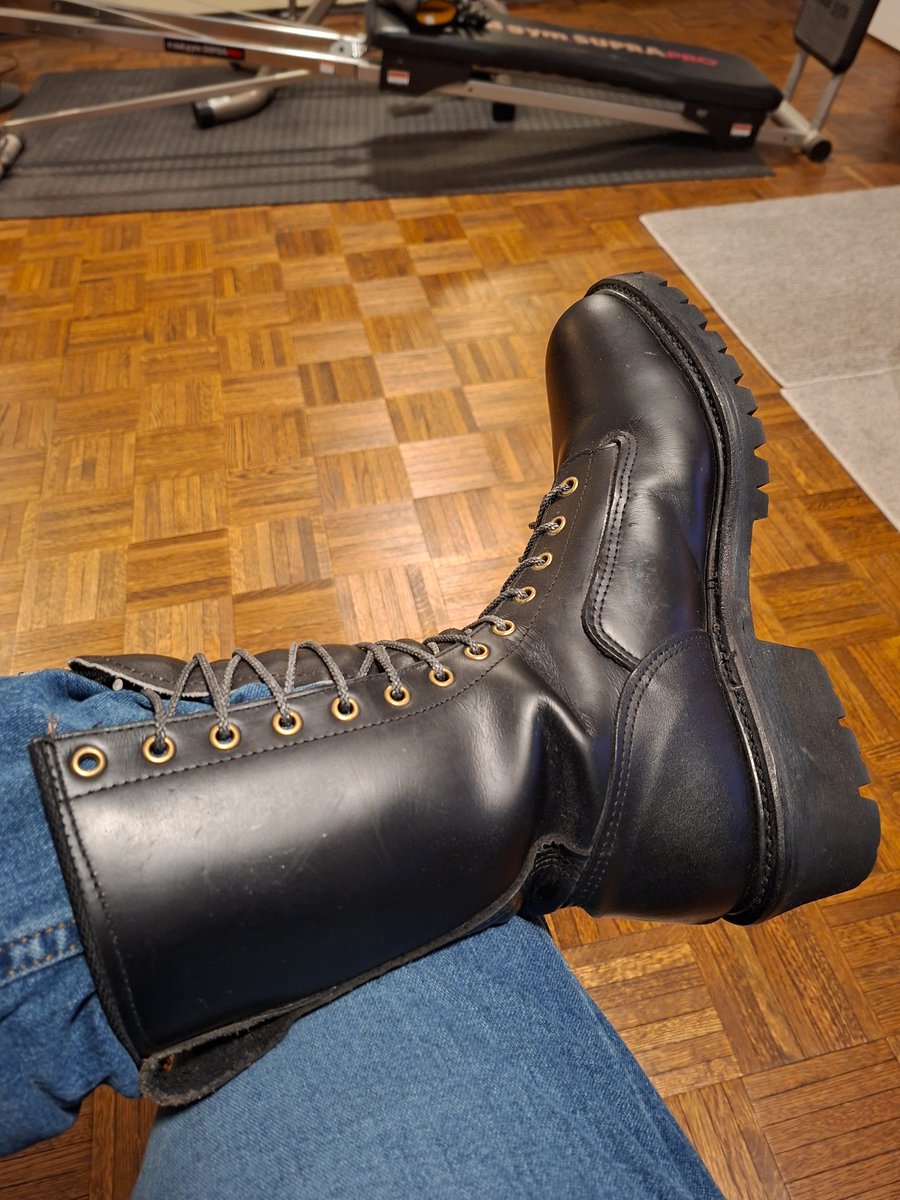 DroneCommanderX's tweet photo. Just love the way the light hits these. Such a nice luster and shine. The leather is surprisingly smooth to slide your fingers along. Good clomp and thud as I walk around with them cause of the heel. Nice little leather creaks as they move around. Love boots. https://t.co/BAJ6CJAepA
