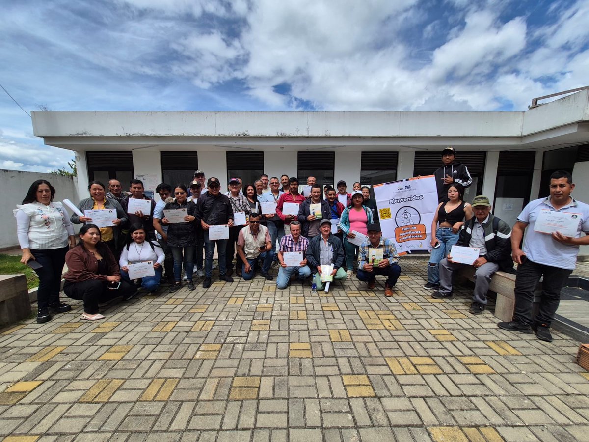 ProcultivosAndi's tweet photo. 🐝🌱En articulación con la @DeBuesaco realizamos el taller de alianza entre agricultores y apicultores, un espacio de diálogo y aprendizaje que reunió a 40 participantes para fortalecer la convivencia entre la producción agrícola y la protección de los polinizadores. #CuidAgro https://t.co/tE31wVmhNK