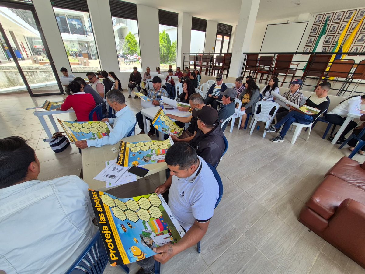 ProcultivosAndi's tweet photo. 🐝🌱En articulación con la @DeBuesaco realizamos el taller de alianza entre agricultores y apicultores, un espacio de diálogo y aprendizaje que reunió a 40 participantes para fortalecer la convivencia entre la producción agrícola y la protección de los polinizadores. #CuidAgro https://t.co/tE31wVmhNK
