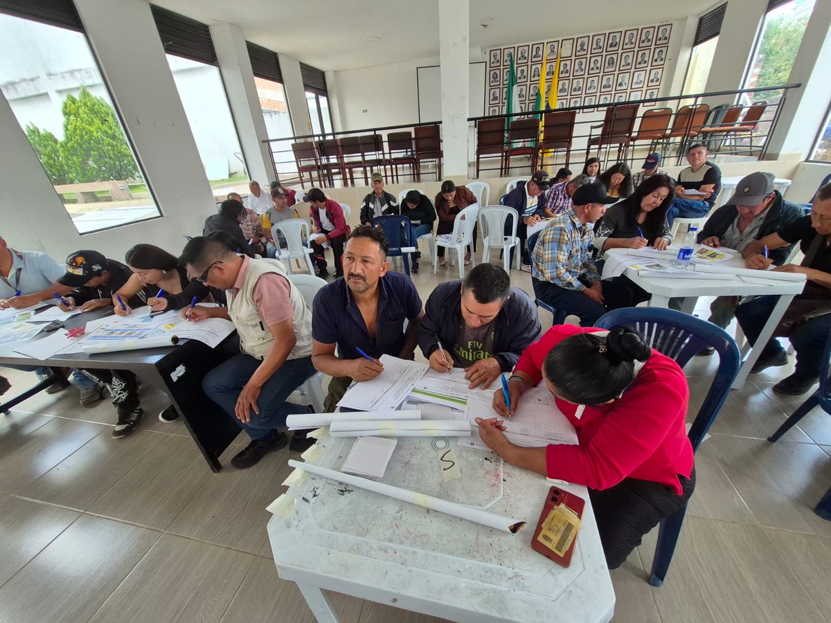 ProcultivosAndi's tweet photo. 🐝🌱En articulación con la @DeBuesaco realizamos el taller de alianza entre agricultores y apicultores, un espacio de diálogo y aprendizaje que reunió a 40 participantes para fortalecer la convivencia entre la producción agrícola y la protección de los polinizadores. #CuidAgro https://t.co/tE31wVmhNK