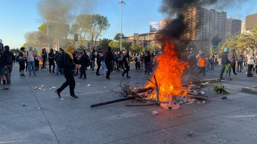 🔵 Hoy empezamos con las clases de educación cívica en RafiTV.

1a lección: esto de abajo se llama BARRICADA.
Y sí, es un DELITO de acuerdo a la ley 21808 (antibarricadas). Penas entre 61 y 540 días de presidio.

Así q si te pillan haciendo una, prepárate para recoger jabones ☝️