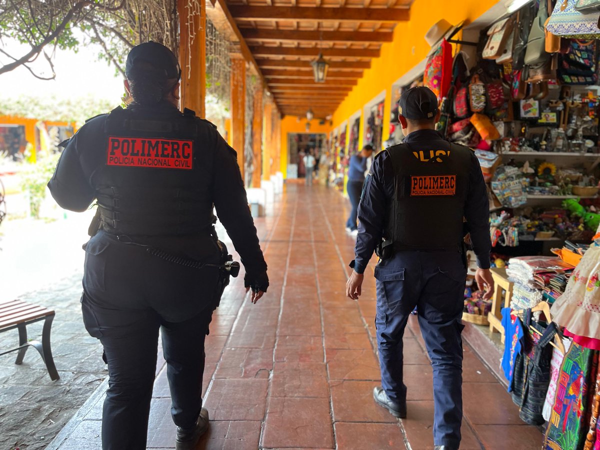 PNCdeGuatemala's tweet photo. En Antigua Guatemala, policías de la comisaría 74, de #DISETUR y #POLIMERC realizan recorridos de prevención y vigilancia en mercados y sectores turísticos, brindando protección a comerciantes, vecinos y turistas.
#ProtegerYServir https://t.co/orZkeesW6s