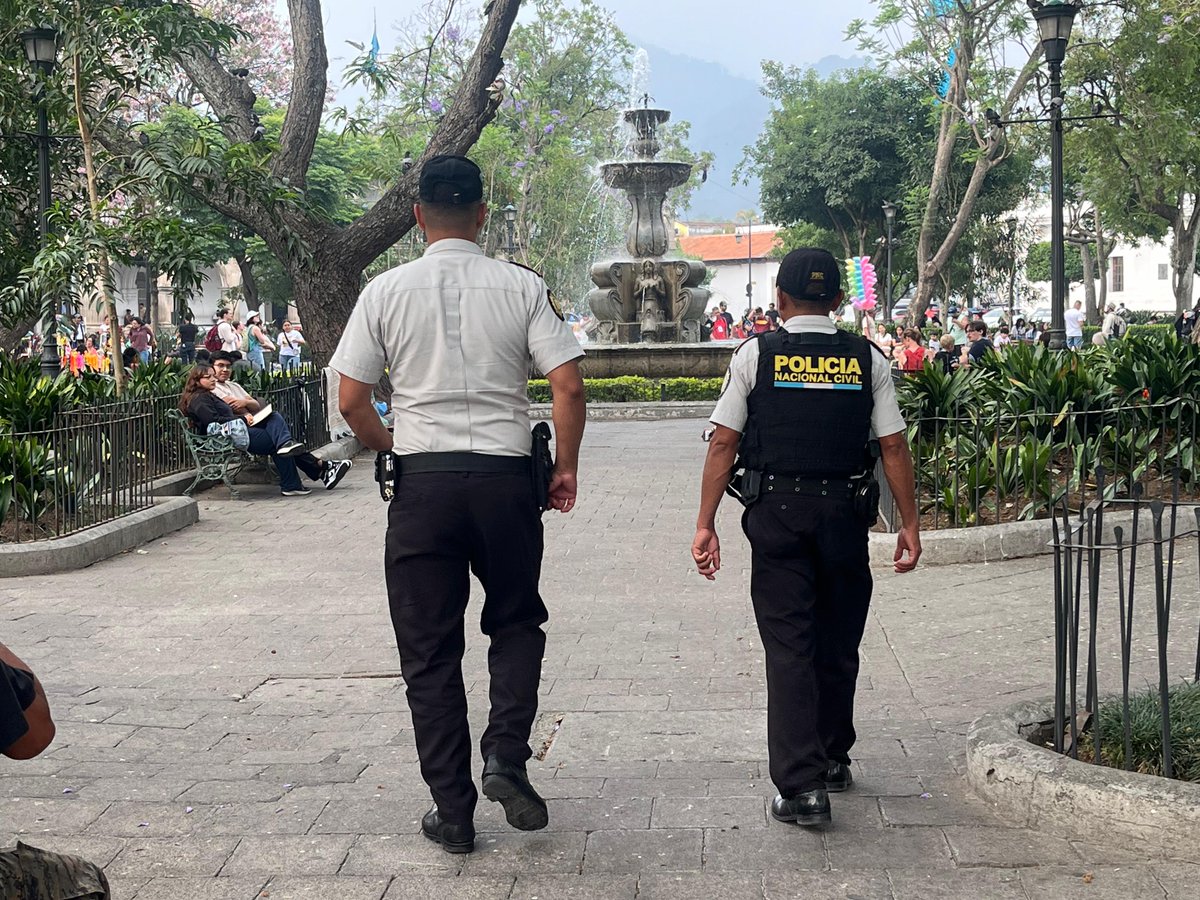 PNCdeGuatemala's tweet photo. En Antigua Guatemala, policías de la comisaría 74, de #DISETUR y #POLIMERC realizan recorridos de prevención y vigilancia en mercados y sectores turísticos, brindando protección a comerciantes, vecinos y turistas.
#ProtegerYServir https://t.co/orZkeesW6s