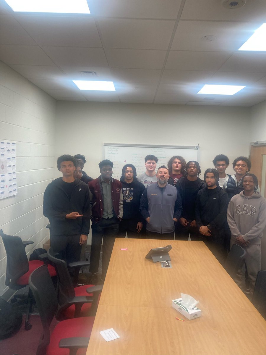 Hafiz6Ali's tweet photo. Thank you @Coach_Calabrese from @UAlbanyFootball for stopping by to talk me to and my teammates #builtonchiave #UAlbany https://t.co/hD1hAN6McR