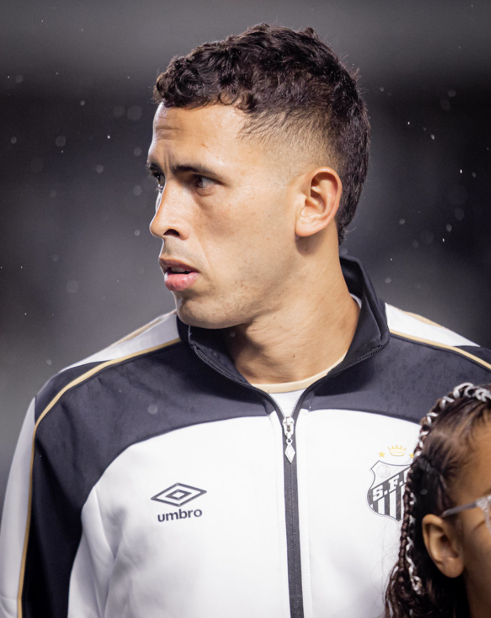 caetanosantista's tweet photo. ⚠️ | Com a volta do Gustavinho, quem deve perder a vaga de titular no meio-campo é Christian Oliva.

A comissão se surpreendeu positivamente com João Schmidt, e deve mantê-lo de titular.

🗞️ @lucas_musetti https://t.co/Ve1rlQWakr