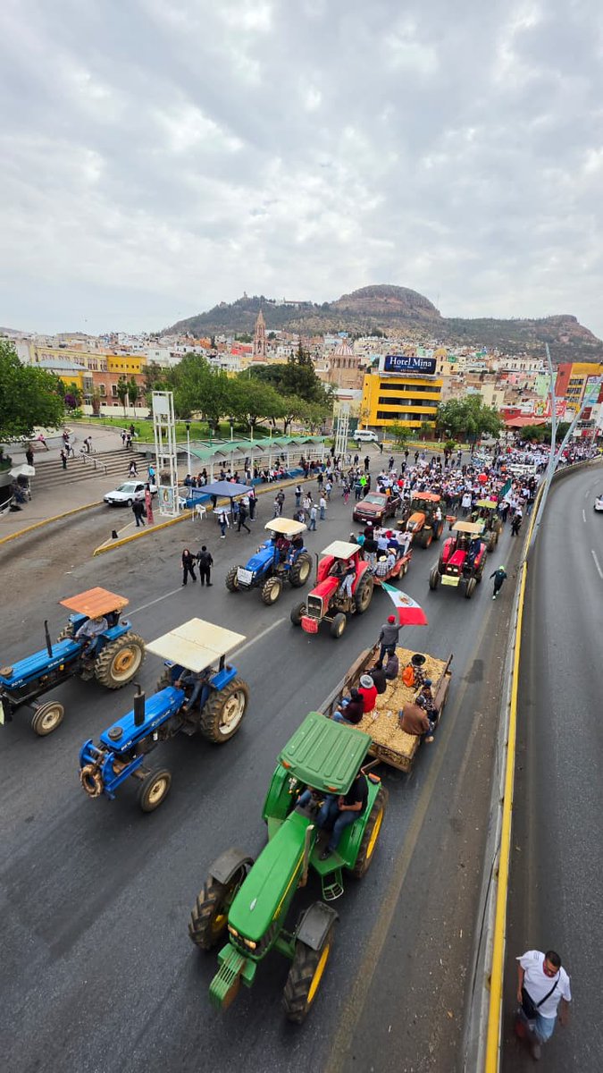 soldezacatecas's tweet photo. 🚨🌾 PRODUCTORES YA EN PLAZA BICENTENARIO 🚜🔥
 🎥 Flor Castañeda / El Sol de Zacatecas https://t.co/7ngJNuLepc