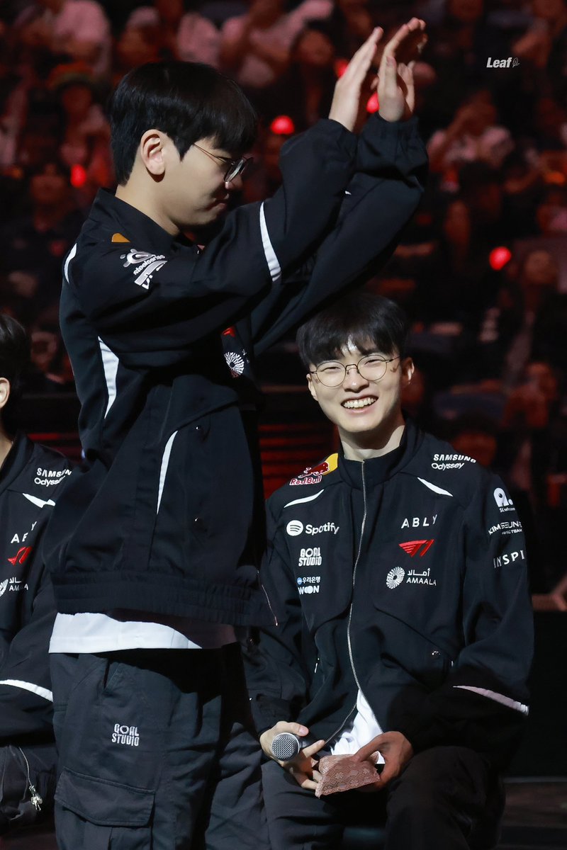 Leaf_andLeaves's tweet photo. 260425 홈그라운드

귀여운 거 봐야지😆

#페이커 #FAKER #이상혁 
#도란 #Doran #최현준 
#T1 https://t.co/hJj01Y4mal