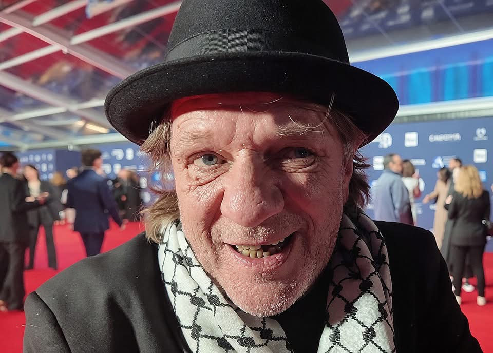 CIAK, SI MENDICA ✍🏻 Roberto  Riccardi

Attori e registi di sinistra non si limitano a piagnucolare per ottenere soldi pubblici ogni volta che possono. Pretendono anche di farci la predica. Sermoni geopolitici, grida al fascismo, solidarietà alla Flotilla: ogni palco è un pulpito,
