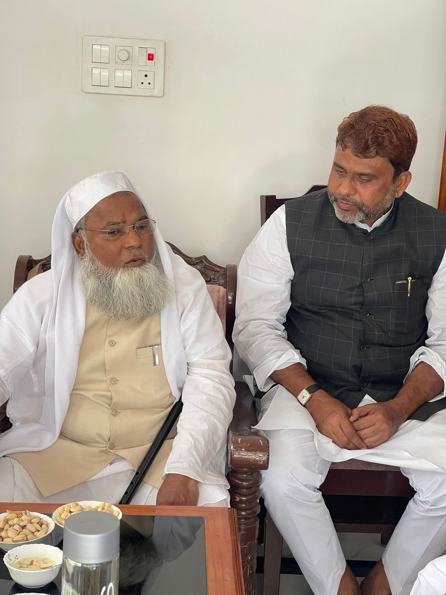 Faizanwer2002's tweet photo. किशनगंज के दौरे पर तशरीफ़ लाए आल इंडिया मुस्लिम पर्सनल लॉ बोर्ड के सदर हज़रत मौलाना ख़ालिद सैफुल्लाह रहमानी साहब का अमौर के विधायक जनाब अख़्तरूल ईमान साहब ने अपने आवास पर गर्मजोशी से इस्तक़बाल किया। इस मौक़े पर उन्हें शॉल ओढ़ाकर ख़ैर-मक़दम किये @asadowaisi https://t.co/w11DaPpSFe