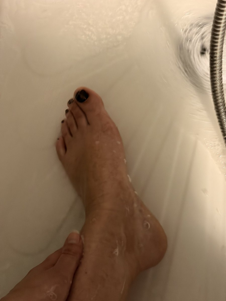 Lady_Choukette's tweet photo. Qui veux parler ? Une Lady est connectée ici #on #moneyslave #soumis #pieds https://t.co/pXTGpL3Gew