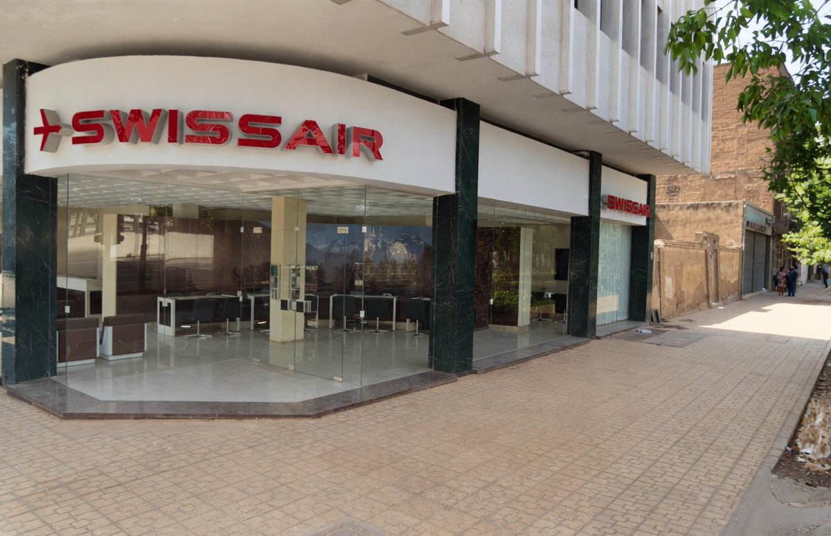 Pahlavism666666's tweet photo. 👑
Tehran 1974' ✨
Swiss Air Office 🇨🇭✈️ Intersection of Villa Street & TakhteJamshid✨
#SwissAir #OldTehran https://t.co/NW0pVARnfa