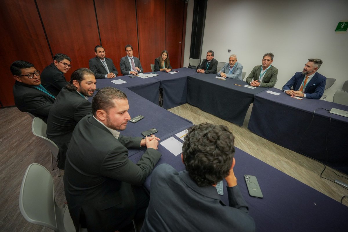 JordyAbraham's tweet photo. Le entregamos al Senador @GinoSeguraV, Presidente de la Comisión de Turismo del @SenadoMexicano, un documento con diversas propuestas construidas desde el sector empresarial turístico de Yucatán, enfocadas en fortalecer la competitividad turística de México y atender temas prioritarios para el desarrollo ordenado de los destinos.

Durante la reunión platicamos sobre la importancia de incorporar a la Secretaría de Turismo en la evaluación de las Manifestaciones de Impacto Ambiental (MIA) en proyectos turísticos de gran escala, buscando generar un mejor equilibrio entre el desarrollo turístico y la sostenibilidad ambiental.

También abordamos temas como la regulación de plataformas digitales de hospedaje con enfoque en la seguridad de los visitantes, el fortalecimiento de la promoción turística internacional, la prevención de fraudes rumbo al Mundial FIFA 2026 y la necesidad de contar con mejores herramientas de información para la toma de decisiones dentro del sector turístico.

Agradezco la apertura y disposición del Senador para escuchar las inquietudes y propuestas del sector empresarial turístico de Yucatán.

Desde el Consejo Empresarial Turístico de Yucatán (@CeturYucatan)  seguiremos impulsando el diálogo, la vinculación institucional y la construcción de propuestas que contribuyan al fortalecimiento del turismo como motor de desarrollo económico para nuestro estado y el país. Ver menos