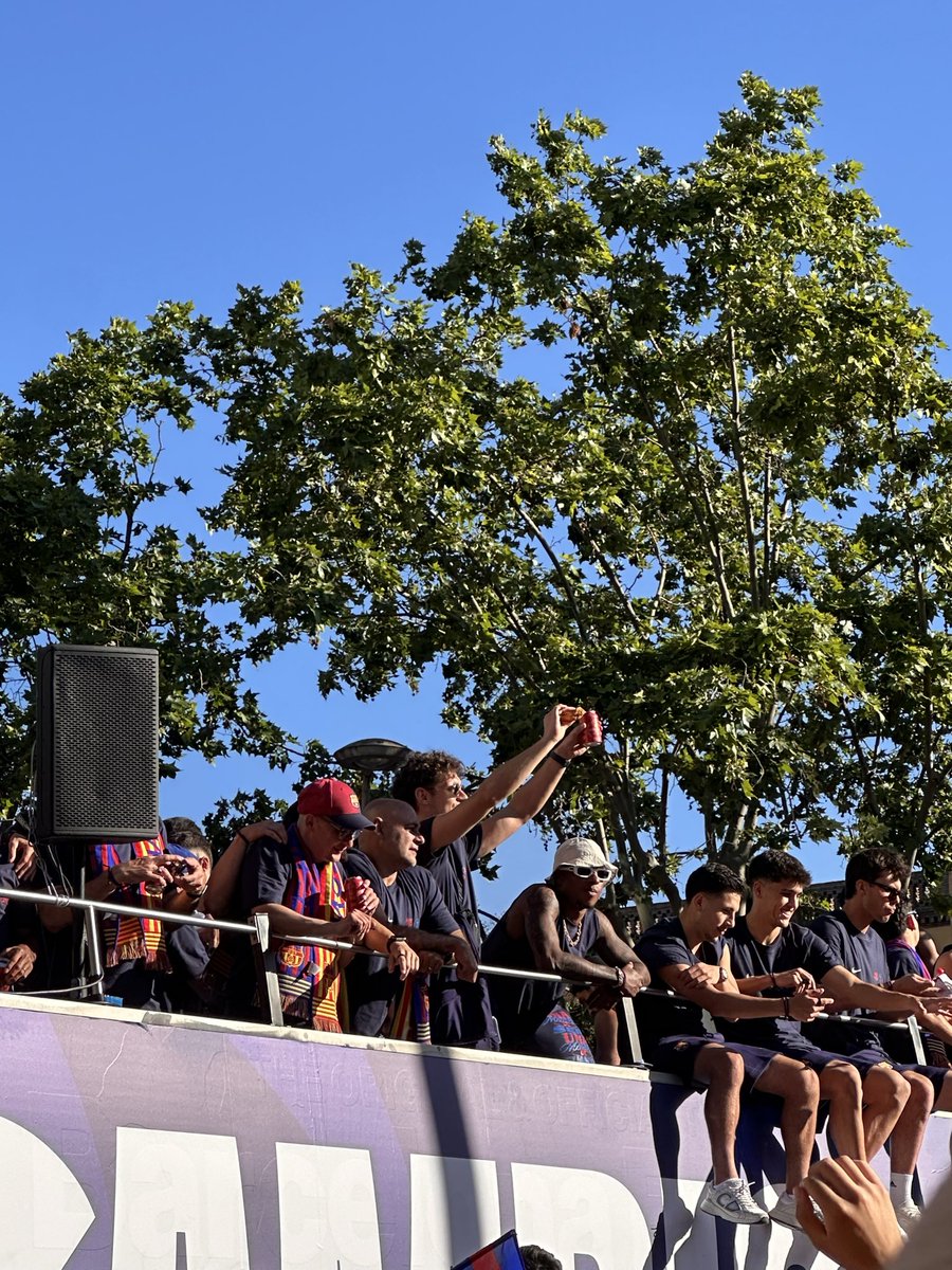 12cule's tweet photo. 1. Culé tira cava a la rua
2. Jugadores se mojan y se ríen
3. Casadó procede a tirarle un canon de confeti 😂

#fcb #fcblive https://t.co/lFdmYySpMh