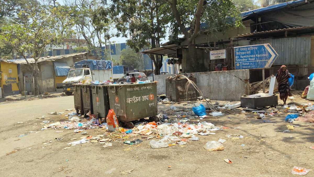 YelveSanjay's tweet photo. @mybmcSWM @mybmc @CMOMaharashtra @SwachSurvekshan @SwachhBharatGov @mygovindia @MoHUA_India @akshaykumar कचरा उचलला जात नाही म्हणून कचरा डब्यातून जमिनीवर पडतो..आणि जमिनीवरती पडून कचरा रस्त्यावर येतो @mybmcSWM @mybmcWardS ह्यांच्या अकार्यक्षमतेमुळे  इमारत क्रमांक 231 कन्नमवार नगर विक्रोळी .. https://t.co/nw1dRP9bs2