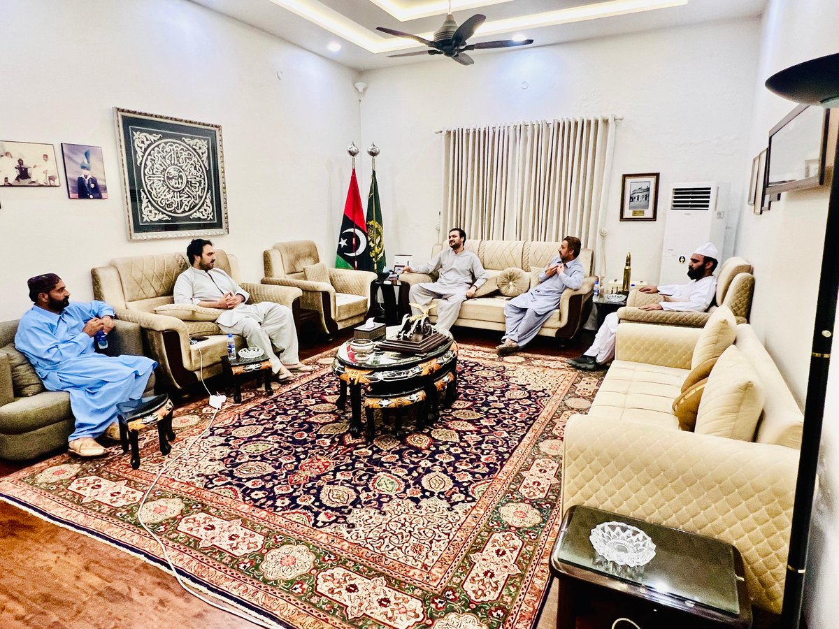 ZubairAli43315's tweet photo. NA_198
#Ghotki 
"لونڈ ہاؤس میں اہم ملاقات 🌟
میاں رضا رحیم قادری ، چیئرمین یوسی رہڑکی جام عالم خان رہڑ اور چیئرمین یوسی بھرچونڈی شریف جام لیاقت سمیجو نے چیئرمین میونسیپل کمیٹی میر شہباز احمد خان لونڈ اور پی پی پی نوجوان رہنماہ میر نور محمد خان لونڈ سے ملاقات کی @NMKL_Official https://t.co/2HcUr9fKFA