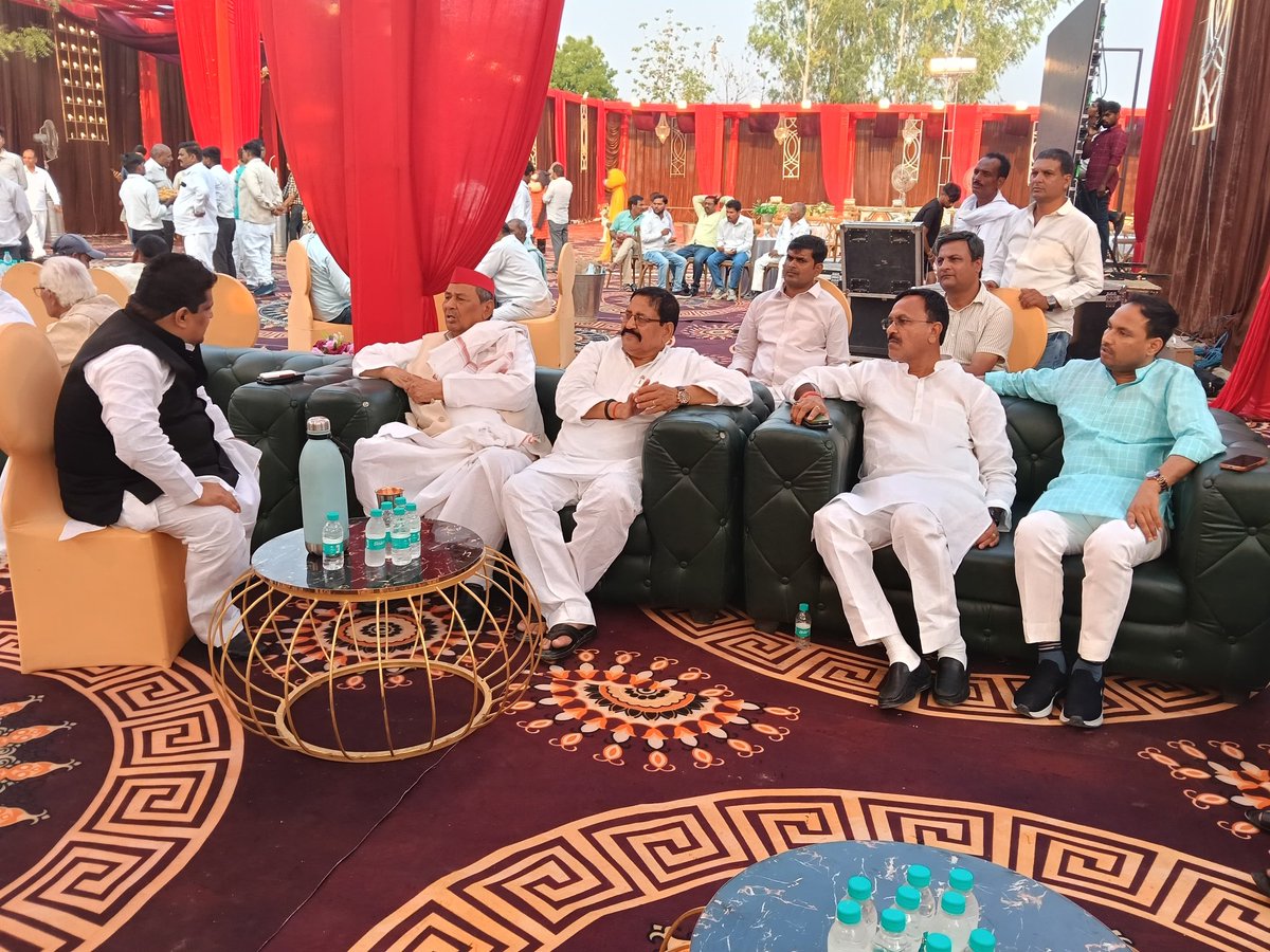 rakeshmlc's tweet photo. आज  आजमगढ़ में मा० पूर्व मंत्री श्री अंगद यादव जी, समाजवादी पार्टी के माननीय जिला अध्यक्ष श्री हवलदार यादव जी व श्री मोनू यादव जी (नौ० तुर्कचारा महराजगंज) के यहां वैवाहिक कार्यक्रम में शामिल होकर परिवारीजनों को अपनी ओर से शुभकामनाएं प्रेषित की💐💐 https://t.co/IcK4BYwzIt