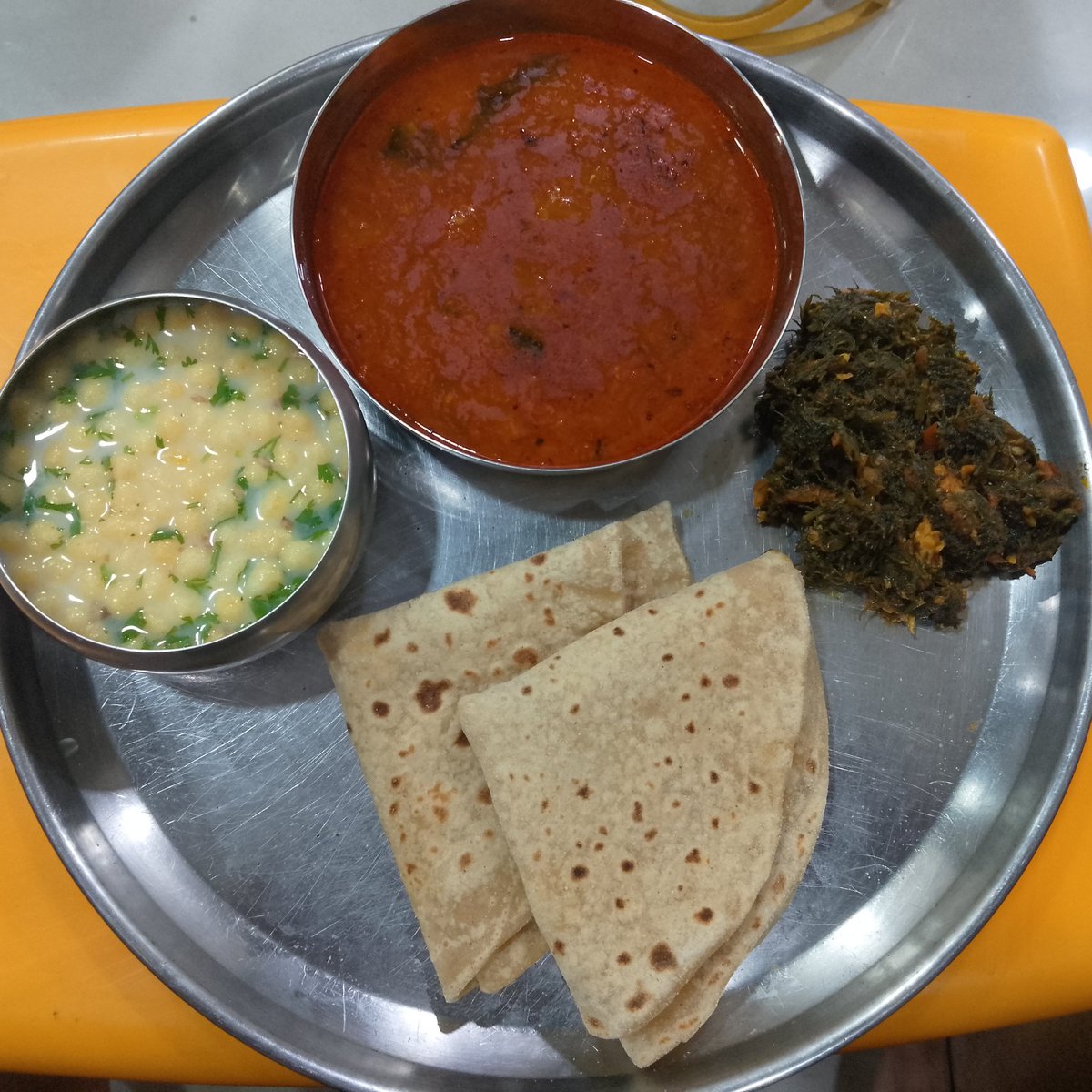 tanmaydeo7's tweet photo. Aajao Dosto Dinner karne..Shepu Bhaji, Roti, Daal Fry and Mattha. #mattha #Dalfry #Roti #Shepubhaji https://t.co/c8YhZ1PGF5