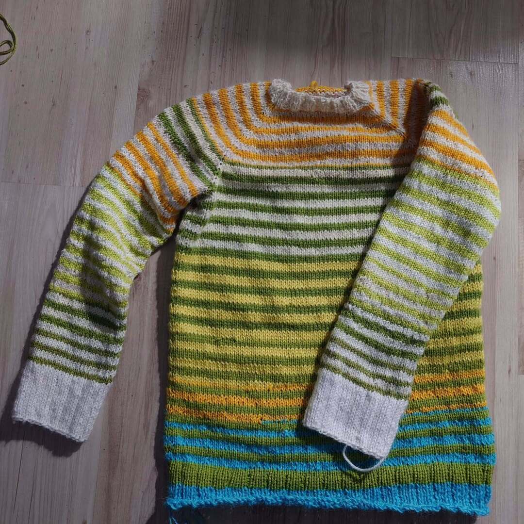 Artesanity's tweet photo. Finally! The sleeves are on my Green Scraps sweater — third time’s the charm 🥳

First attempt: sleeve on inside out 😅 Second attempt: mysteriously had way too many stitches… Third try: we have lift-off!

This scrap yarn beauty is coming together and I… https://t.co/BzOJORUfmG https://t.co/x51YrjSboc