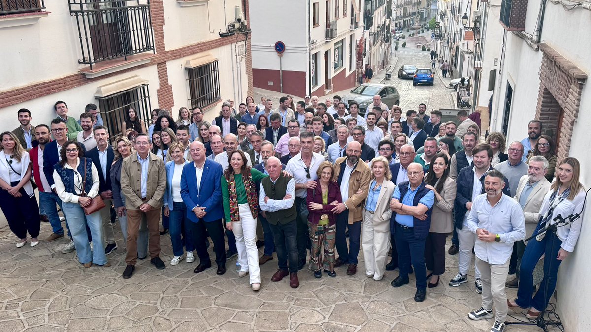 PPAntequera's tweet photo. 💙 Hoy volvemos a mostrar fuerza, unión y compromiso: iniciamos la cuenta atrás de la campaña electoral

Foto de grupo de interventores y apoderados del PP Antequera

🗯️@manolo_baron
“#Antequera es el eje del kilómetro sur de #Andalucía”

#ConLaFuerzaDeAndalucía
#JuanmaPresidente https://t.co/yqVYg88Fez