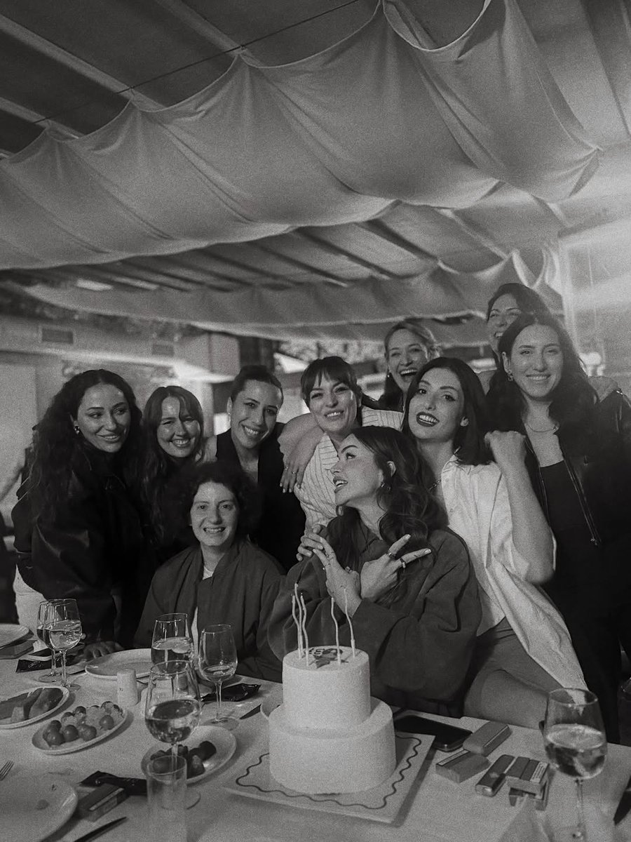 enbualba's tweet photo. Estamos agradecidos ✨🧿 

@baris_arduc 
#BarışArduç 
@gupseo
@sarpapak
@sanembahcekapili 
@aysecky
 @enginozturk 
@ezomola

....... 

#Repost @bengiapak 
——
Şükürdeyiz✨🧿 https://t.co/vq8ycVeIko