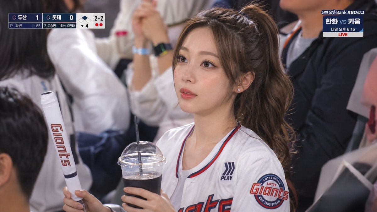 miren_account's tweet photo. 韓国の野球観戦の生中継に映っちゃった⚾️🤍
#野球観戦 https://t.co/ru21b4ptFz
