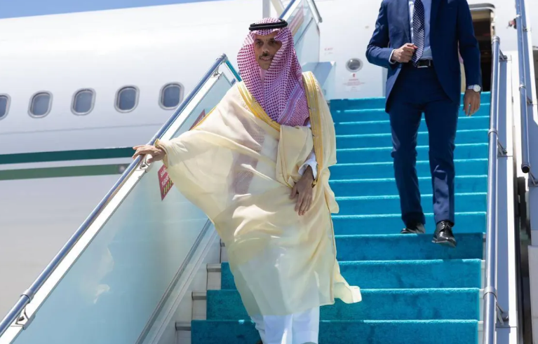 Akhbaar24's tweet photo. #وزير_الخارجية يصل إلى #المملكة_المتحدة في زيارة رسمية لبحث العلاقات الثنائية والتطورات الإقليمية والدولية

#معكم_باللحظة 

https://t.co/KhEvYTNBIK https://t.co/hahQBZWJjp