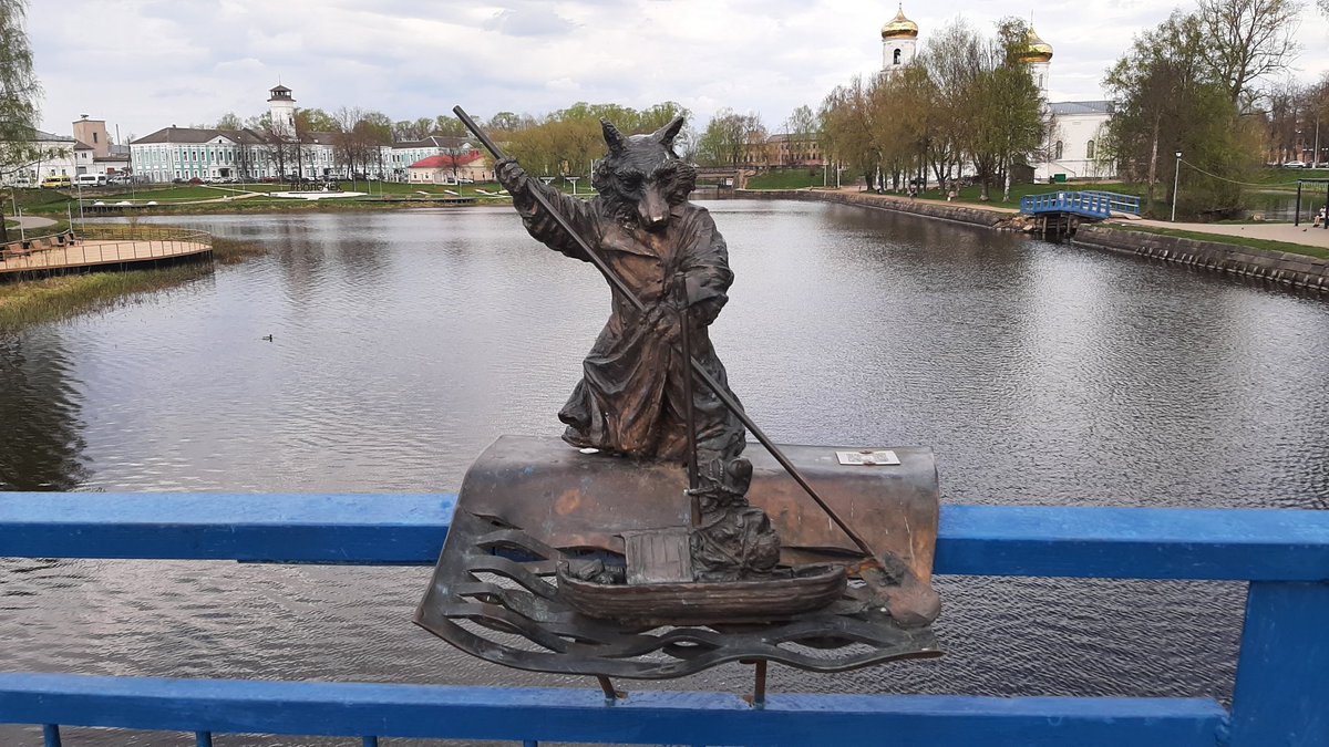 alolkr's tweet photo. Город Выший Волочек украшен скульптурами  маленьких волков, в различных профессиональныз одеждах. Это волк - лоцман. И это довольно знаковая професия для города: в старину жители города жили тем, что проводили торговве суда по безопасным речным маршрутам или волоком. https://t.co/uT06IdquRI