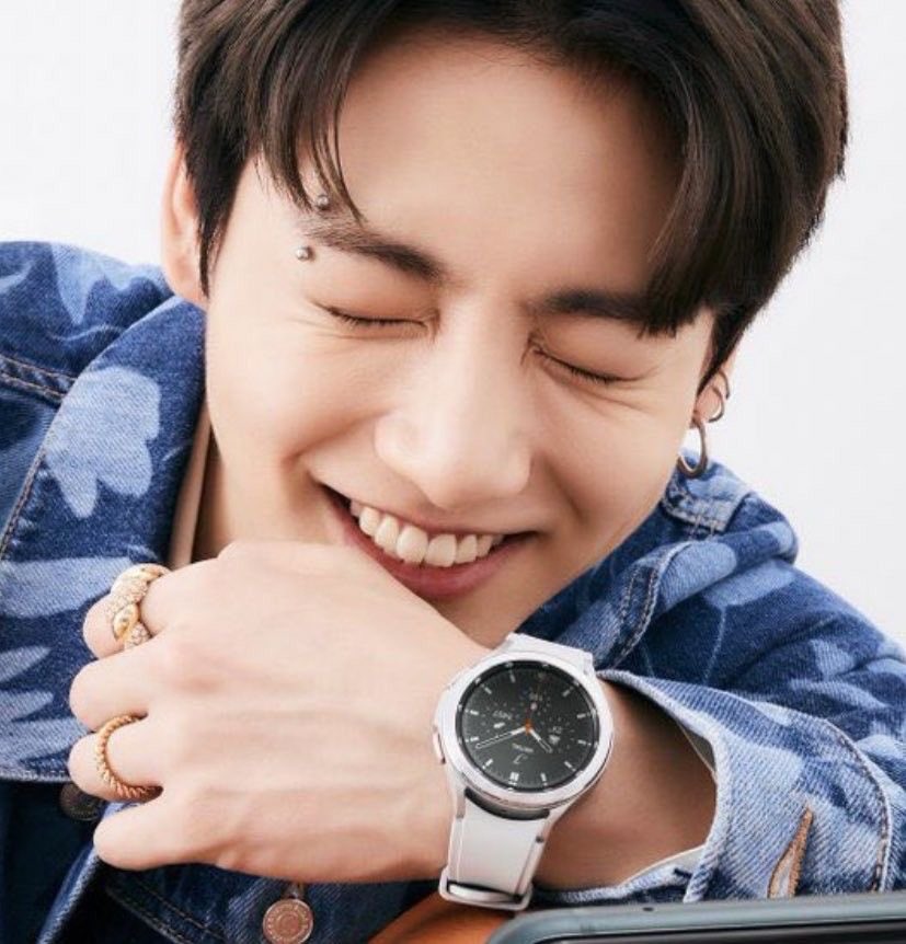Amor0921186740's tweet photo. Siempre me eh preguntado.. es  una marca. En #jungkook  que en cada imagen de el que vemos usando Reloj. Siempre están marcados la hora 10:13   Porque son muchas las imágenes que es visto y eso deja de ser coincidencia https://t.co/EyHnzCoFxF